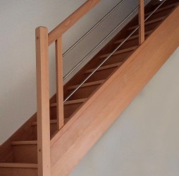 Escalier contemporain sur-mesure en bois et en inox