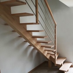 Escalier 1/4 tournant départ sur mesure - Modèle Escalier limon central bois et poteaux bois | OéBa