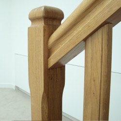 Détail du poteau du garde-corps de l'escalier en bois traditionnel