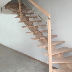 Escalier 1/2 tournant sur mesure - Modèle Escalier à limon central en bois, et poteaux bois