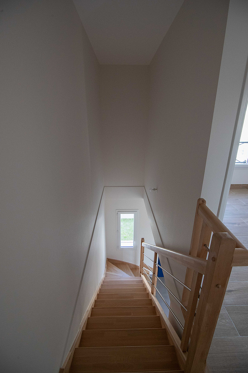 Escalier modèle contemporain en bois et en inox de forme Escalier Quart tournant