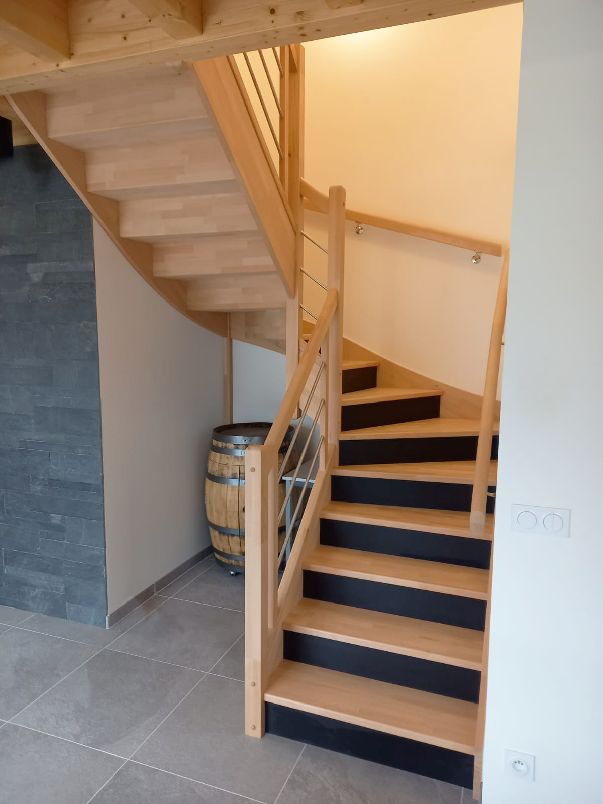 Escalier modèle contemporain en bois et en inox de forme : escalier demi tournant