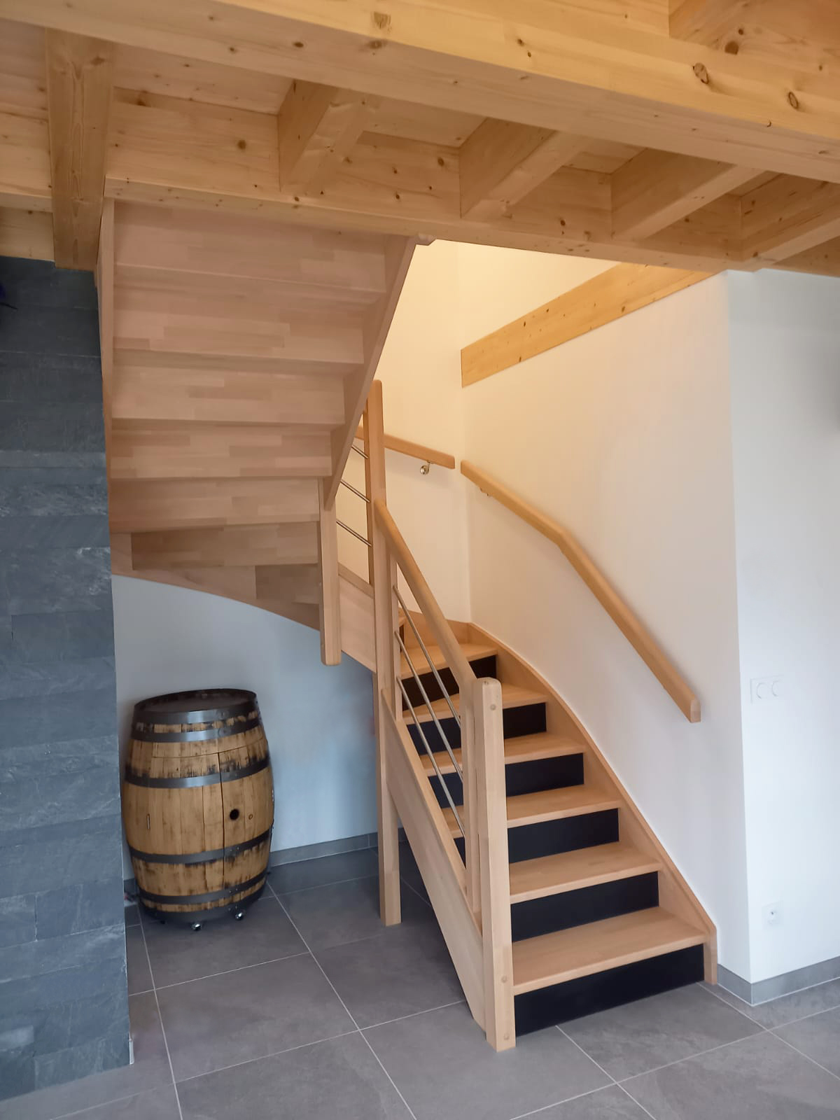 Escalier modèle contemporain en bois et en inox de forme : escalier demi tournant